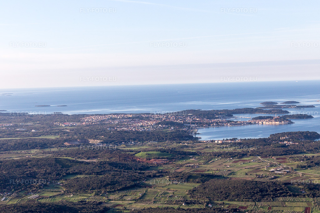 Vue aérienne: Vue de la ville à Vrsar dans le département Gespanschaft Istrien, Croatie. Photo: IMG_106312.jpg prise le 14/04/2018 par Werner Riehm/FLY-FOTO.eu – Résolution de l'original: 5472 x 3648 px