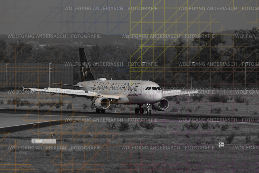 2025815-080416_FRA_07L_R3C_0398 | Am Flughafen Frankfurt am Main treffen Dynamik und Präzision aufeinander: Startende und landende Flugzeuge verschiedenster Airlines, festgehalten in Farbe und Schwarz-Weiß. Von kraftvollen Silhouetten bis zur majestätischen Erscheinung der Königin der Lüfte – zeitlose Momente moderner Luftfahrt. - Realisiert mit Pictrs.com