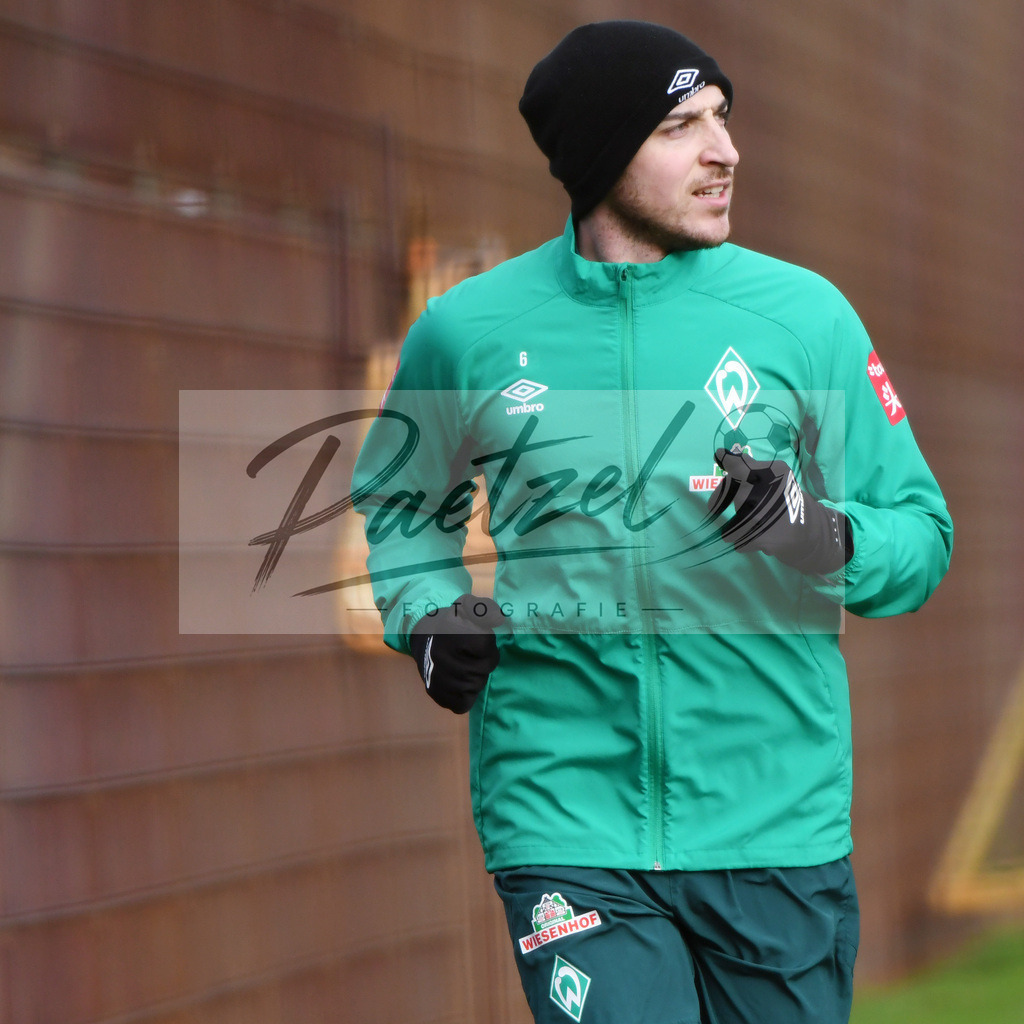 20200212_TRASVW_0053 | Fussball, Herren: Kevin Moehwald (Werder Bremen) schaut waehrend der Trainingseinheit des SV Werder Bremen auf dem wohninvest Weserstadion Trainingsplatz am 12.02.2020 in Bremen, Deutschland. - Realisiert mit Pictrs.com