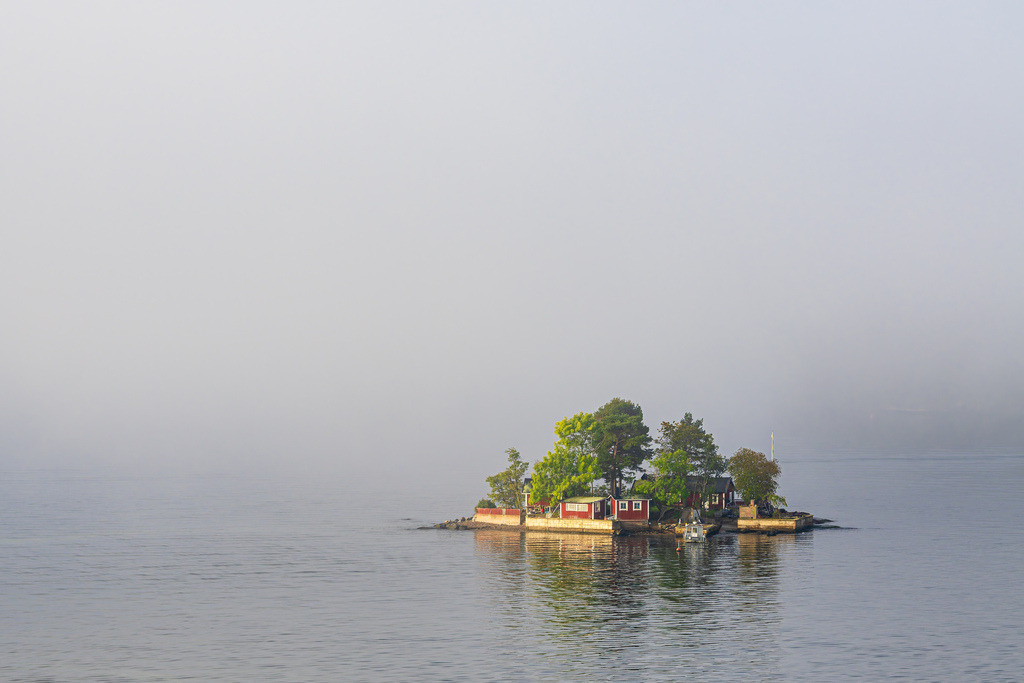 Insel mit Nebel im Schärengarten vor Stockholm, Schweden | Insel mit Nebel im Schärengarten vor Stockholm, Schweden.