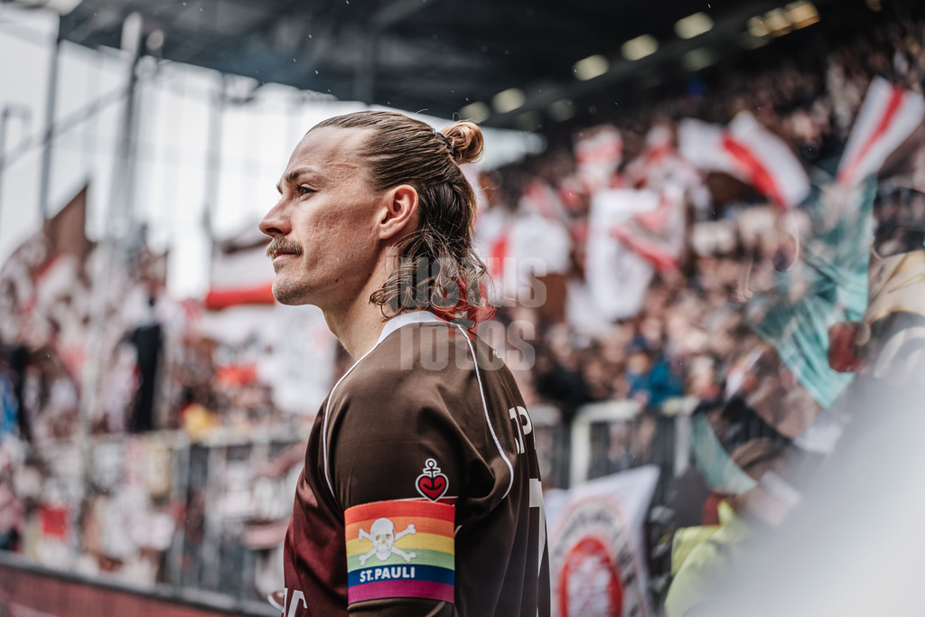 Fußball | Männer | Saison 2023/2024 | 2. Fußball-Bundesliga | 27. Spieltag | FC St. Pauli vs. SC Paderborn 07 | 31.03.2024 | Jackson Irvine (#7, FC St. Pauli) beim Einlauf ins Stadion