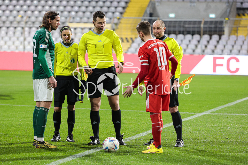 FC Bayern Amateure - 1. FC Schweinfurt | Die beiden Spielfuehrer bei der Platzwahl mit Schiedsricher Elias TIEDEKEN
