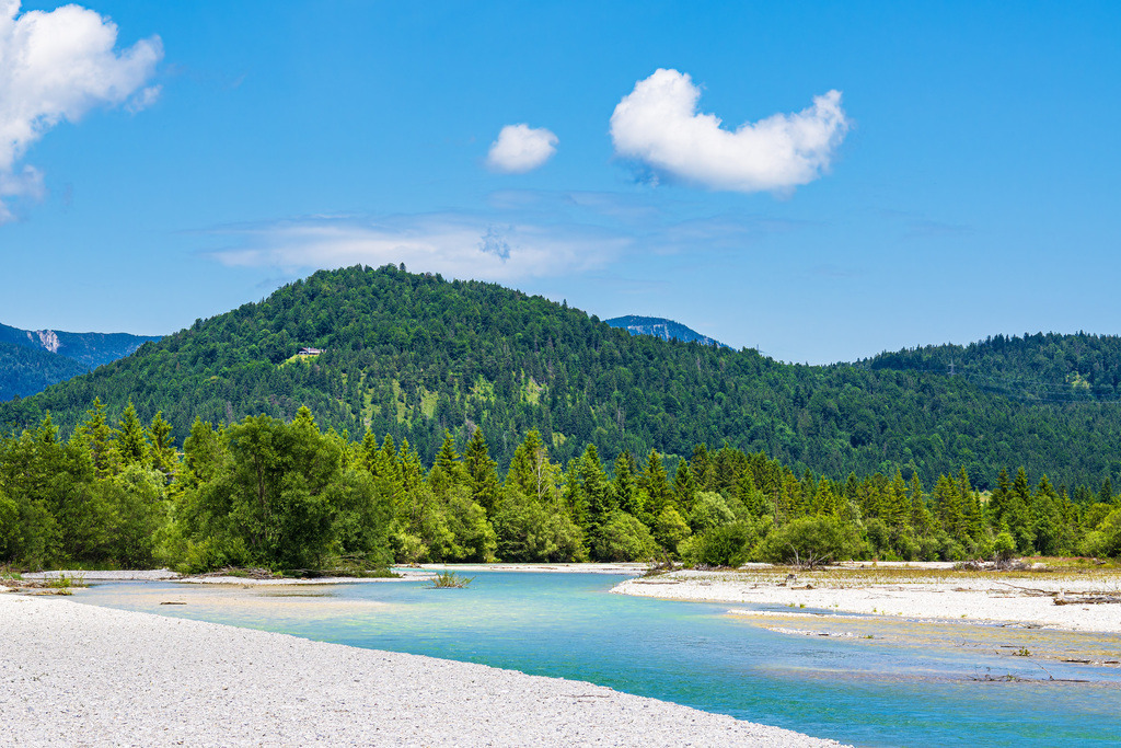 Landschaft am Fluss Isar bei Krün in Bayern | Landschaft am Fluss Isar bei Krün in Bayern.
