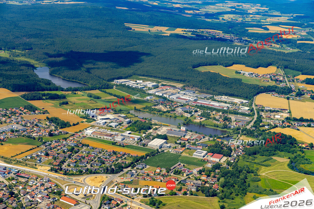 Die Luftaufnahme Gewerbegebiet - Roding wurde 2022 vom Flugzeug aus (keine Drohne) erstellt. Hohe Auflösung -für große Poster und Wandbilder geeignet - Garantiert!