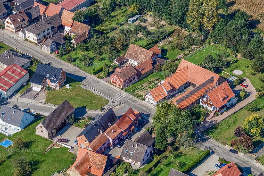 Aerial view: Rue Principale in Niederlauterbach in the state Bas-Rhin, France. – Photo: IMG_13549.jpg taken on 09/28/2008 by Werner Riehm/FLY-FOTO.com – Resolution of the original: 2855 x 1904 px