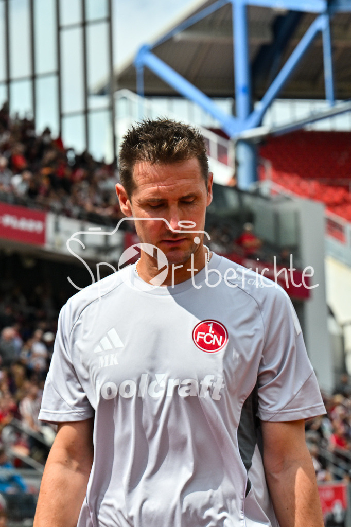 1. FC Nürnberg - Borussia Mönchengladbach | im Bild Miroslav KLOSE Trainer 1. FC Nuernberg mit haengendem Kopf vor der Partie gegen Gladbach / Einzelfoto / Freisteller / Testspiel: 1. FC Nuernberg - Borussia Mönchengladbach, Max-Morlock Stadion am 26.07.2025 / DFL REGULATIONS PROHIBIT ANY USE OF PHOTOGRAPHS AS IMAGE SEQUENCES AND/OR QUASI-VIDEO