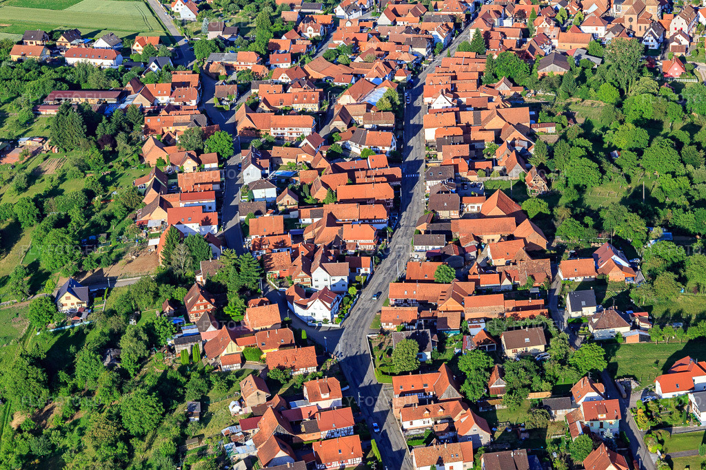 Vue aérienne: Rue du Maréchal Leclerc x Rue de la Marseillaise depuis l'ouest à Surbourg dans le département Bas Rhin, France – .Photo: IMG_100820.jpg prise le 08/06/2017 par Werner Riehm/FLY-FOTO.eu – Résolution de l'original: 5349 x 3566 px