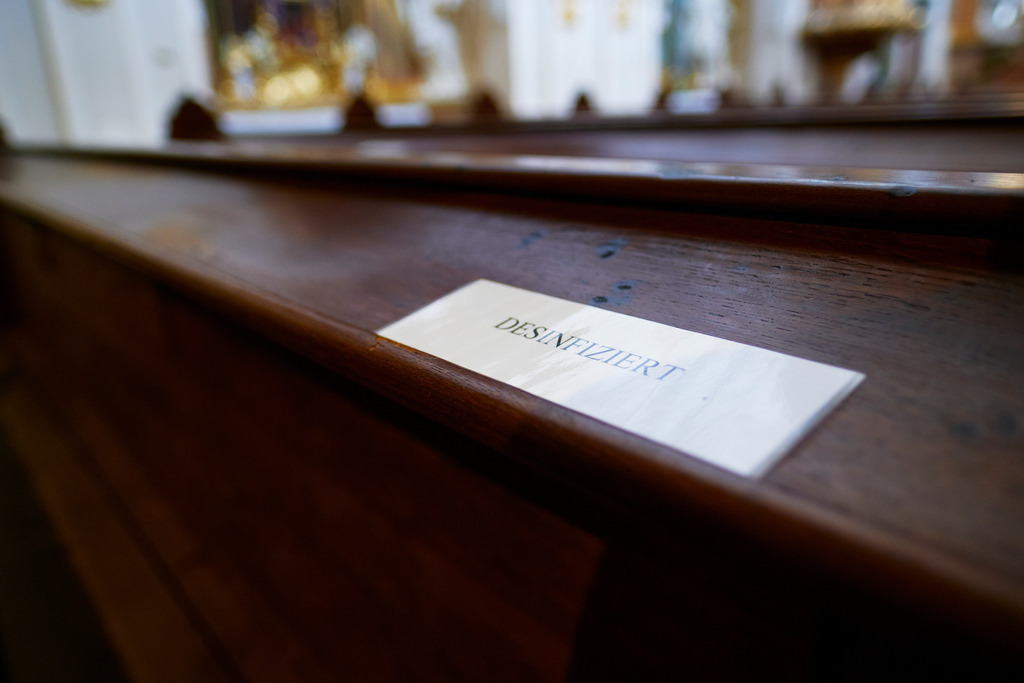 eine desinfizierte Kirchenbank in der Kirche | , Austria - July 27, 2020: Massnahmen zur Einschränkung von COVID-19; eine Kirchenbank aus Holz mit aufgeklebtem Schild Desinfiziert. - Realisiert mit Pictrs.com