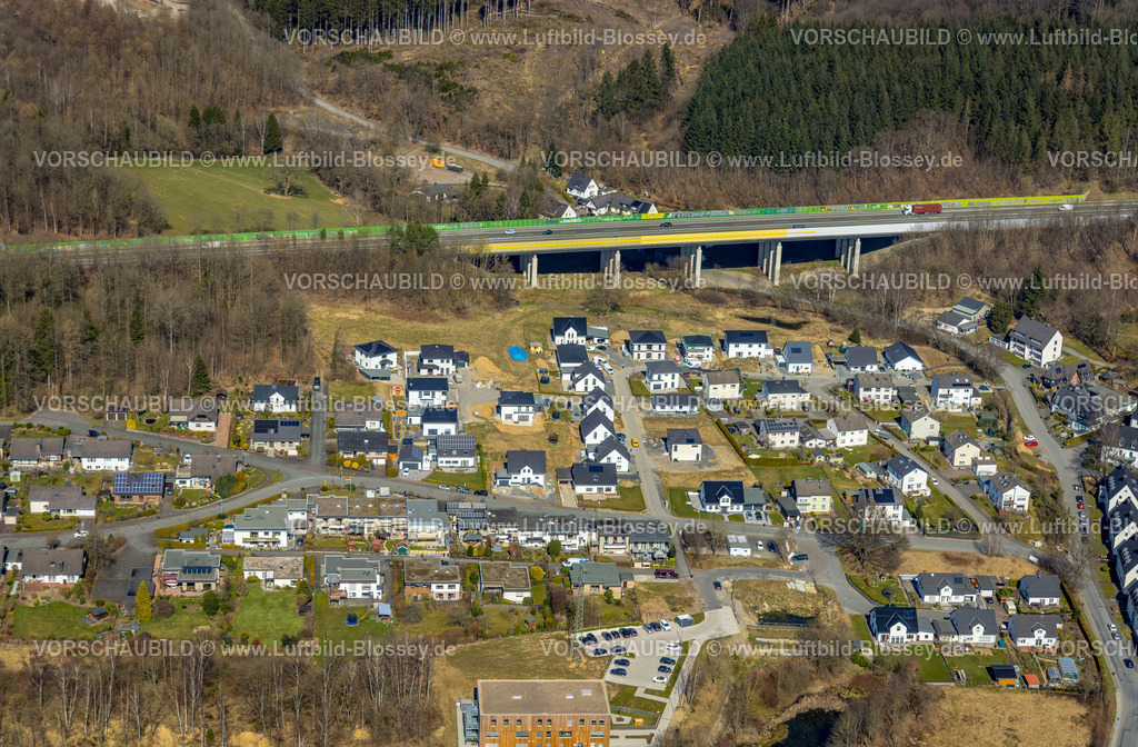 Meschede220302449 | Luftbild, Baugebiet Wohnbebauung Waldstraße, Neubaugebiet Ziegelei II mit Kindergarten in Holzbauweise, Autobahn A46 Talbrücke, Meschede-Stadt, Meschede, Sauerland, Nordrhein-Westfalen, Deutschland