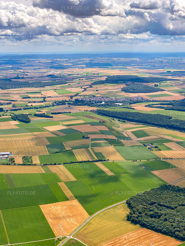 Luftbild: Ortsansicht von Westen im Ortsteil Hirschfeld in Röthlein im Bundesland Bayern in Deutschland. Foto: IMG_1641.jpg vom 07.07.2024 durch Werner Riehm/FLY-FOTO.de
