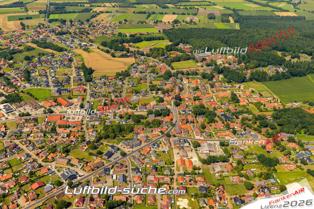 Luftbild der Stadt Esterwegen - Das Luftbild wurde 2025 vom UL-Flugzeug heraus erstellt ( keine Drohnenaufnahme ) - Hochauflösende Luftaufnahme - für Wandbilder und großformatige Ausdrucke geeignet. Das besondere Geschenk!Hier alle&nbsp;Infos zur Lizenzierung der LuftaufnahmeWir fliegen auch dieses Jahr wieder in Ihre Region um Luftbilder zu erstellen.- Luftbild anfragen