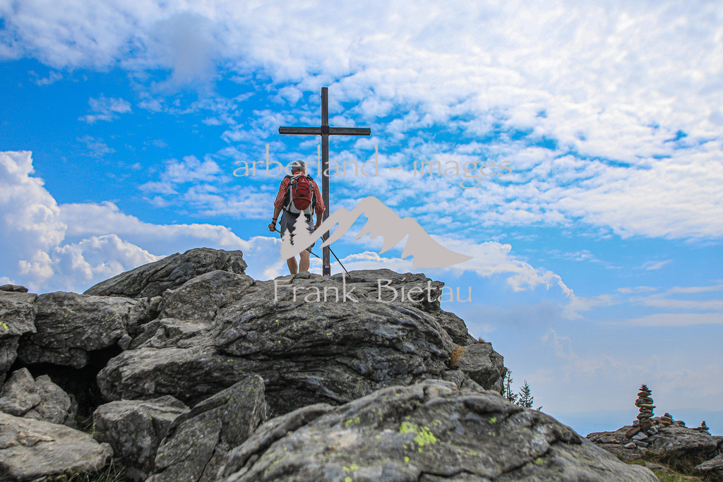 OE7A3808 | der Arber als Ziel vieler Urlauber und Wanderer, am Gipfelkreuz