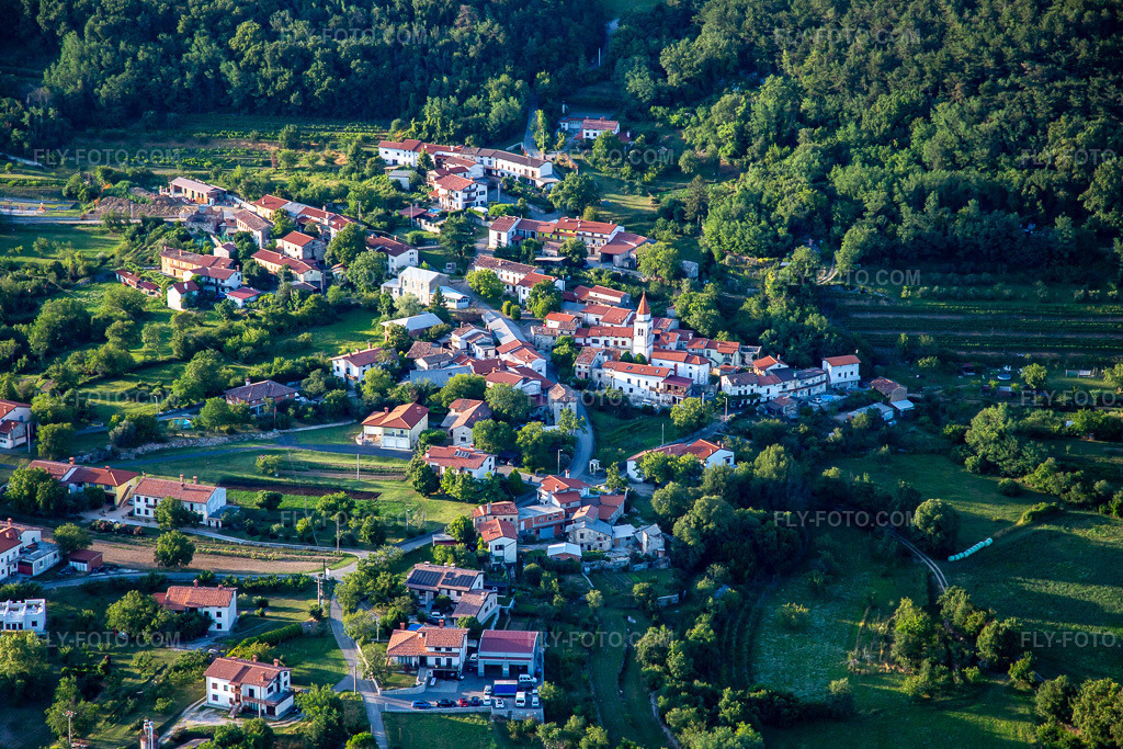 Aerial view: View of the town in the district Gojače in Ajdovščina in the state Slovenia, Slovenia. – Photo: IMG_137516.jpg taken on 07/14/2023 by Werner Riehm/FLY-FOTO.com – Resolution of the original: 5472 x 3648 px