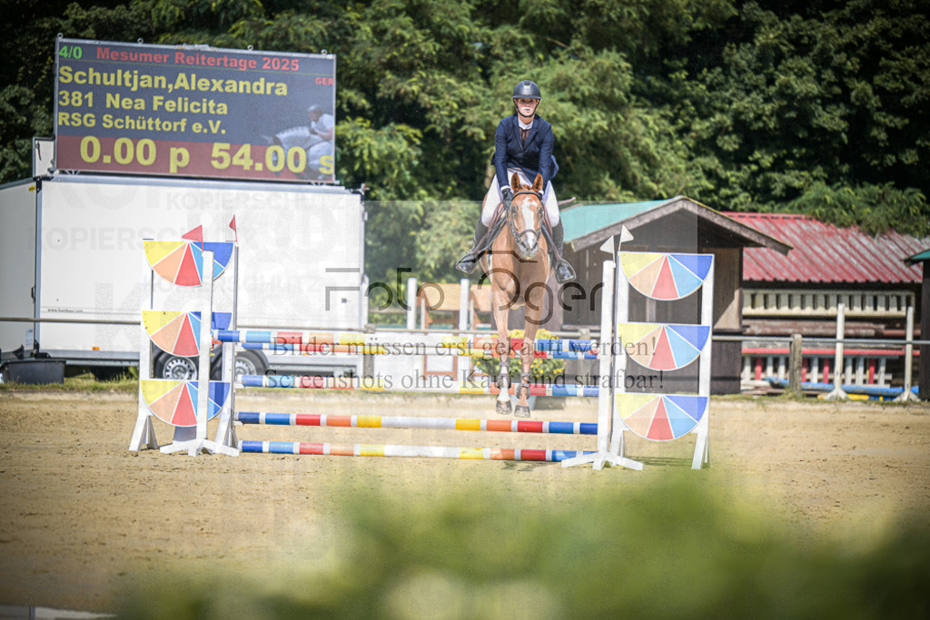 DOS_4619 | Entdecke hochwertige Reitturnierfotos von Foto Oger. Professionell, emotional und authentisch – jetzt Lieblingsmomente im Shop bestellen.Deutschlandweite Turnierfotografie. - Realisiert mit Pictrs.com