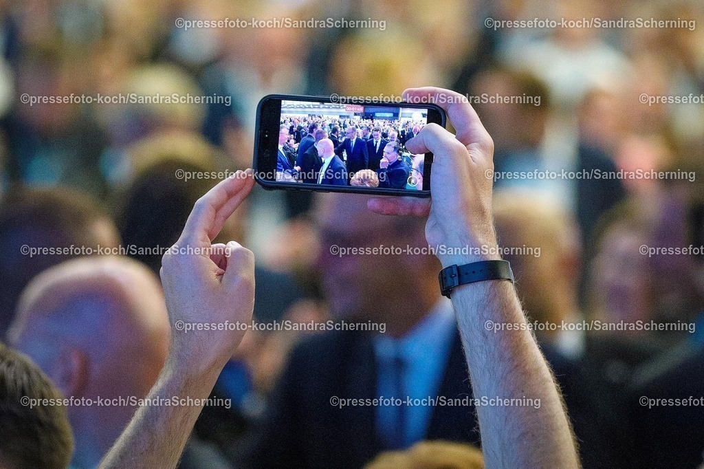 xsscx30082501006 | 30.08.2025, xsscx, Ein Zuschauer filmt die Ankunft von Bundeskanzler Friedrich Merz der Bundesrepublik Deutschland auf dem 47. Landesparteitag der CDU Nordrhein-Westfalen .mit dem Motto - SO! geht kommunal - im World Conference Center in Bonn Nordrhein-Westfalen Deutschland