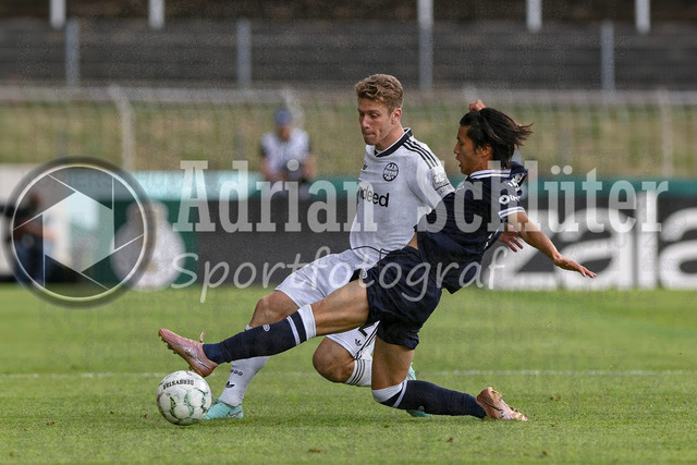 21.08.2026, GER, Fussball, Herren, DFB-Pokal, Saison 2026/2027, SC St. Tönis vs Eintracht Frankfurt | Elias Baum (Frankfurt) und Kohei Nakano (Tönis) im Kampf um den Ball