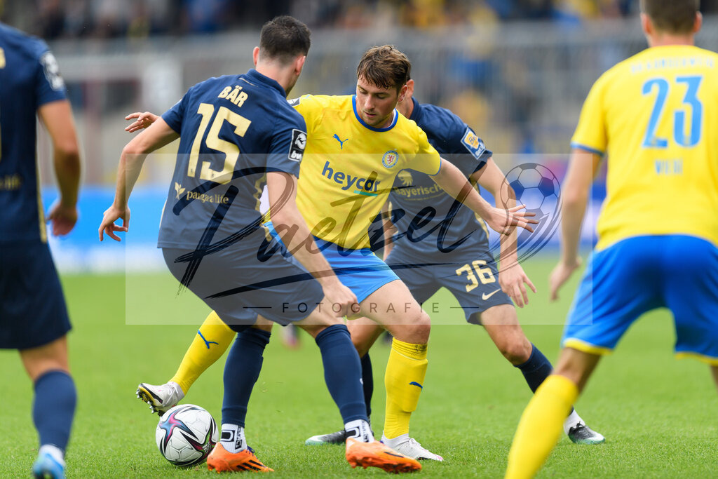 EBSTSV20210828_164 | Fussball, Herren: Marcel Baer (TSV 1860 Muenchen), Yari Otto (Eintracht Braunschweig) und Phillipp Steinhart (TSV 1860 Muenchen) im Zweikampf beim Spiel der 3. Liga zwischen Eintracht Braunschweig und TSV 1860 Muenchen im Eintracht-Stadion am 28.08.2021 in Braunschweig, Deutschland.DFB / DFL REGULATIONS PROHIBIT ANY USE OF PHOTOGRAPHS AS IMAGE SEQUENCES AND/OR QUASI-VIDEO. - Realisiert mit Pictrs.com