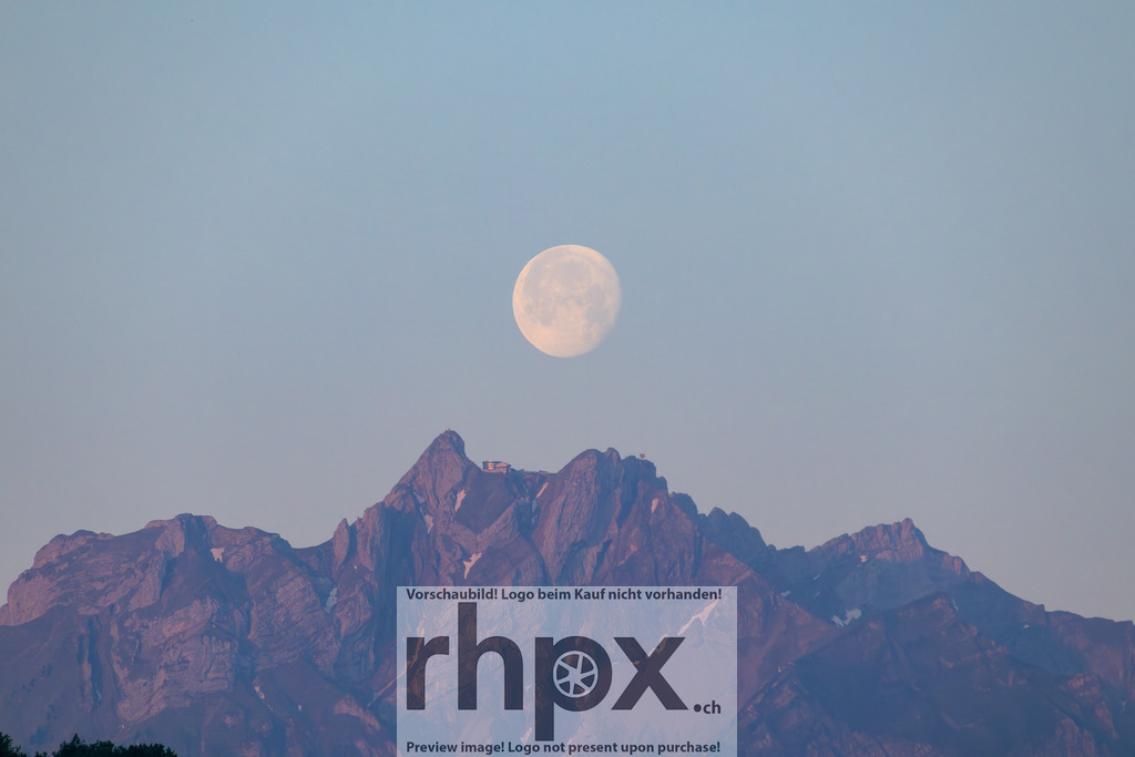 Pilatus mit Mond | Der Vollmond steht über dem Pilatus und taucht die Bergsilhouette in sanftes Abendlicht. - Realisiert mit Pictrs.com