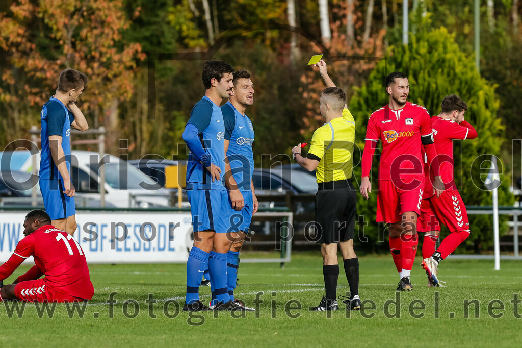 2023-11-04_076_FC_Langengeisling_gegen_VfL_Waldkraiburg | Erding, Deutschland, 04.11.2023:
Fußball, Bezirksliga Oberbayern Ost 2023 / 2024, 16. Spieltag, FC Langengeisling gegen VfL Waldkraiburg, Endergebnis: 2:0

Gelbe Karte für Andreas Buchberger (FC Langengeisling, #5), Schiedsrichter Benjamin Findl, Sebastian Jusic (VfL Waldkraiburg, #9)

Foto: Christian Riedel / fotografie-riedel.net