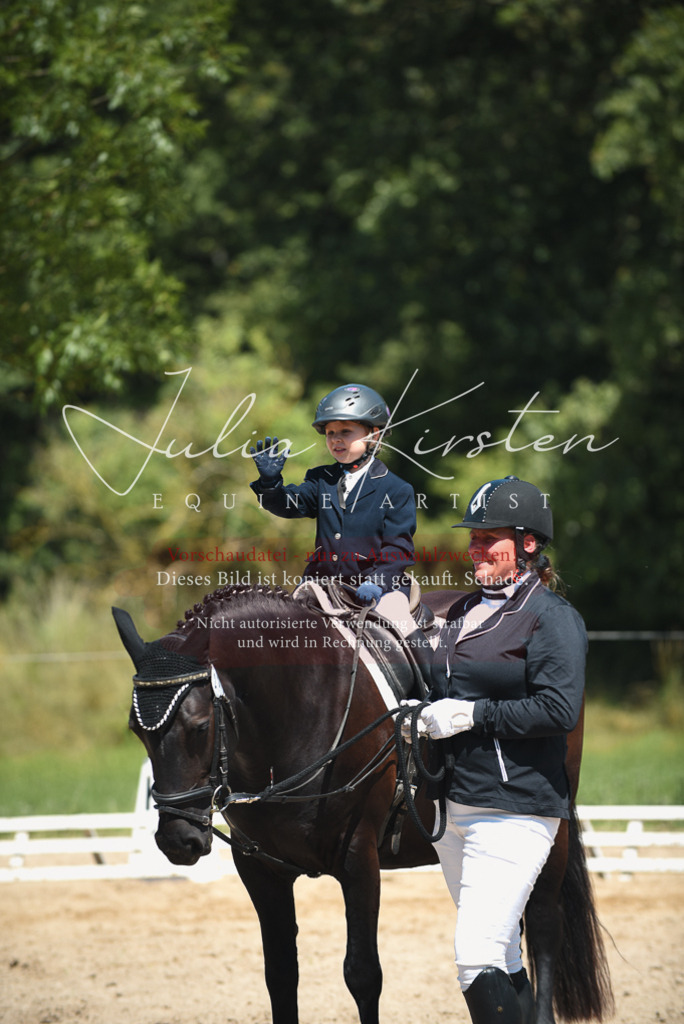 DSC_2085 | Pferde- und Turnierfotografie in Westsachsen. Pferdeportraits, Auftragszeichnungen und intuitive Kunst.