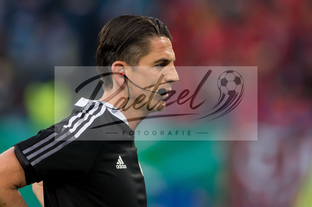 HSVSCF20220419_282 | Fussball, Herren: Referee Deniz Aytekin schaut beim DFB-Pokal-Halbfinalspiel zwischen Hamburger SV und SC Freiburg im Volksparkstadion am 19.04.2022 in Hamburg, Deutschland.DFB / DFL REGULATIONS PROHIBIT ANY USE OF PHOTOGRAPHS AS IMAGE SEQUENCES AND/OR QUASI-VIDEO. - Realisiert mit Pictrs.com