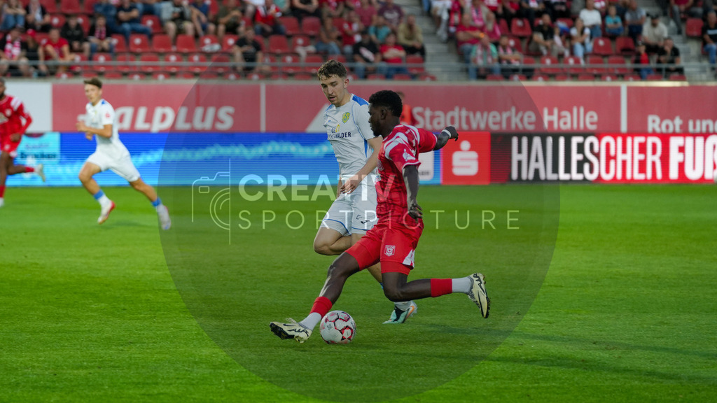 Fußball, Herren, Saison 2025/2026, Regionalliga Nordost, 5. Spieltag, Hallescher FC vs. FSV 63 Luckenwalde, Dienstag 26.08.2025, Leuna-Chemie-Stadion Halle, | Fußball, Herren, Saison 2025/2026, Regionalliga Nordost, 5. Spieltag, Hallescher FC vs. FSV 63 Luckenwalde, Dienstag 26.08.2025, Leuna-Chemie-Stadion Halle, Im Bild: Sofiene Jannene (l. Luckenwalde) und Bocar Baro (r. Halle) - Realisiert mit Pictrs.com