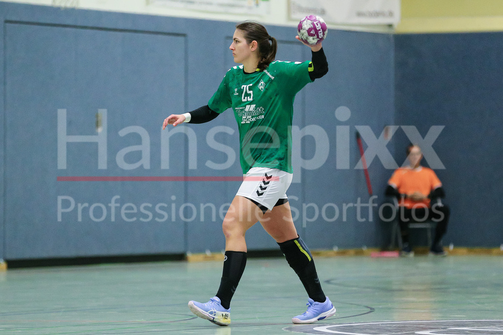 Handball, 2. Bundesliga Frauen, HL Buchholz 08-Rosengarten - SV Werder Bremen | v.li.: Anna Lena Bergmann (SV Werder Bremen, 25) Freisteller am Ball, Einzelfoto, Spielszene, Aktion, Action