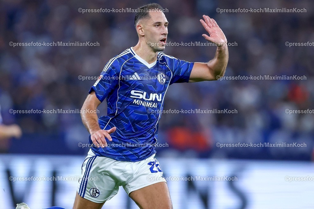 S0413092501096 | 13.09.2025, Fußball, FC Schalke 04 - Holstein Kiel, 5.Spieltag, 2. Fußball Bundesliga, Veltins-Arena Gelsenkirchen, Saison 2025 2026: Nikola Katic (Schalke04 #25) gestikulierend DFB regulations prohibit any use of photographs as image sequences and or quasi-video.