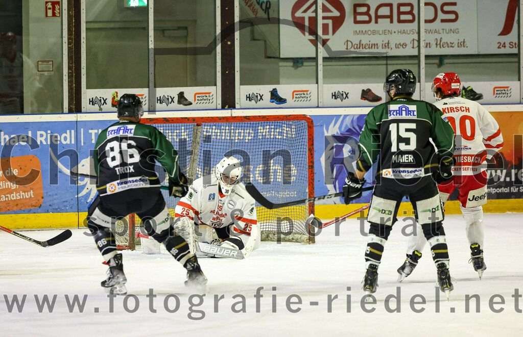 2023-03-10_030_TSV_Erding_gegen_TEV_Miesbach | Erding, Deutschland, 10.03.2023:
Eishockey, Bayernliga Playoffs 2022 / 2023, Halbfinale, TSV Erding gegen TEV Miesbach, Endergebnis: 2:0

Michael Trox (Erding Gladiators, #86), Moritz Schlickenrieder (TEV Miesbach, #25), Elias Maier (Erding Gladiators, #15), Michael Grabmaier (TEV Miesbach, #10)

Foto: Christian Riedel / fotografie-riedel.net