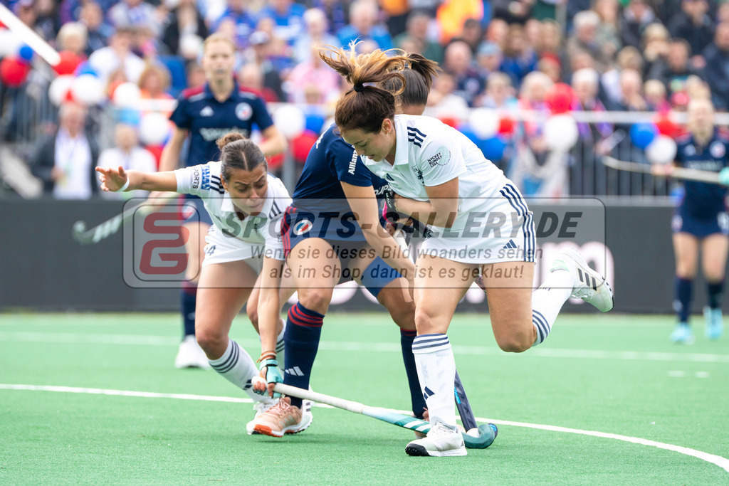 Final4_20240519-1143-0042 | Bonn, Deutschland, 19.05.2024: Lucina von der Heyde (Mannheimer HC), Selin Oruz (Duesseldorfer HC) in Aktion waehrend des Spiels der Deutsche Feldhockey-Meisterschaften 2024 zwischen Final 4 Damen Finale Düsseldorfer HC - Mannheimer HC im Bonner THV am 19.05.2024 in Bonn, Deutschland. (Foto von Stephan Fehrmann)

Bonn, Germany, 19.05.2024: Lucina von der Heyde (Mannheimer HC), Selin Oruz (Duesseldorfer HC) in action during the game of Deutsche Feldhockey-Meisterschaften 2024 between Final 4 Damen Finale Düsseldorfer HC - Mannheimer HC in Bonner THV at 19.05.2024 in Bonn, Deutschland. (Foto from Stephan Fehrmann)
