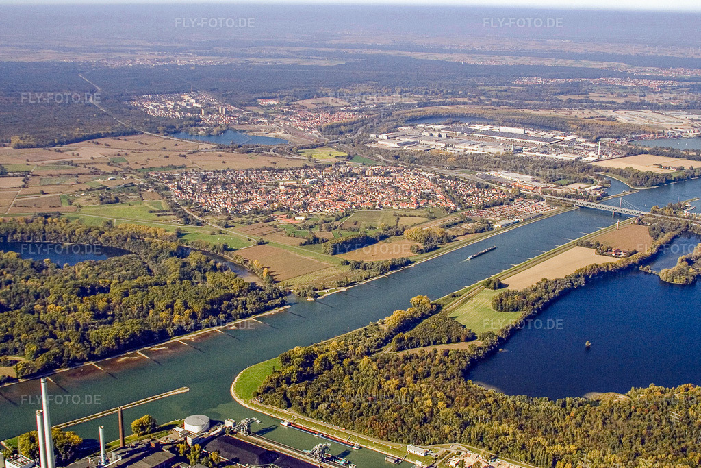 Luftbild: Ortsansicht von Südosten jenseits des Rheins im Ortsteil Maximiliansau in Wörth im Bundesland Rheinland-Pfalz in Deutschland. Foto: IMG_8706.jpg vom 14.10.2007 durch Werner Riehm/FLY-FOTO.de