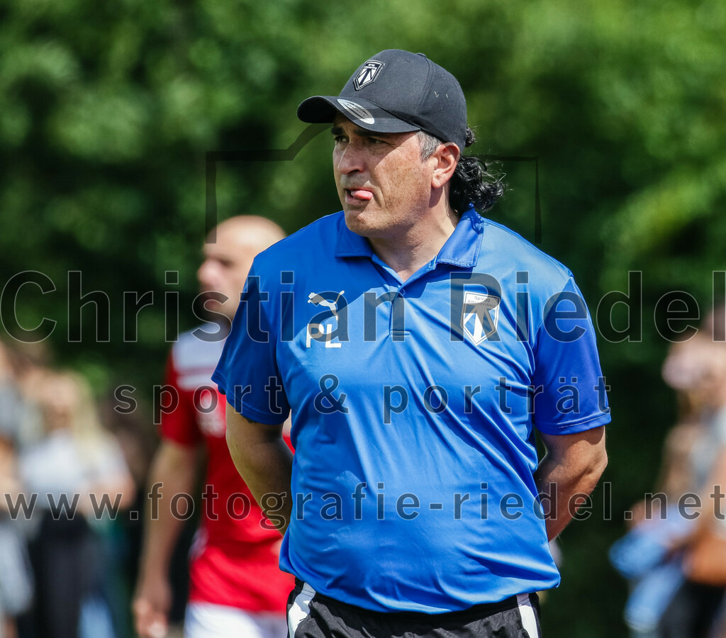 2023-07-30_019_FC_Lengdorf_gegen_SpVgg_Altenerding | Lengdorf, Deutschland, 30.07.2023:
Fußball, Kreisliga 2023 / 2024, 1. Spieltag, FC Lengdorf gegen SpVgg Altenerding, Endergebnis: 1:1

Trainer Pedro Flores-Locke (SpVgg Altenerding)

Foto: Christian Riedel / fotografie-riedel.net