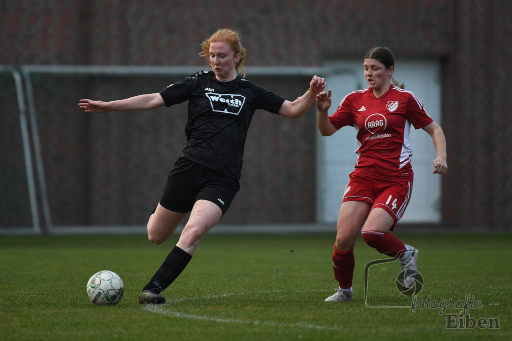 SG am Meer-SpVG Aurich U20 | Bezirksliga Frauen Nord; SG am Meer (schwarz)-SpVG Aurich U20 (rot) am 23.03.2025; in Gristede (Fehrenkampstr. 2a), Photo: Philip Eiben 2025 - Realisiert mit Pictrs.com