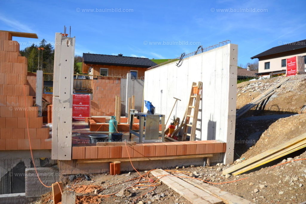 Ziegelmauern und Betonwände | EFH-Baustelle in Hanglage, Mischbauweise aus Ziegelmauerwerk und Betonwänden