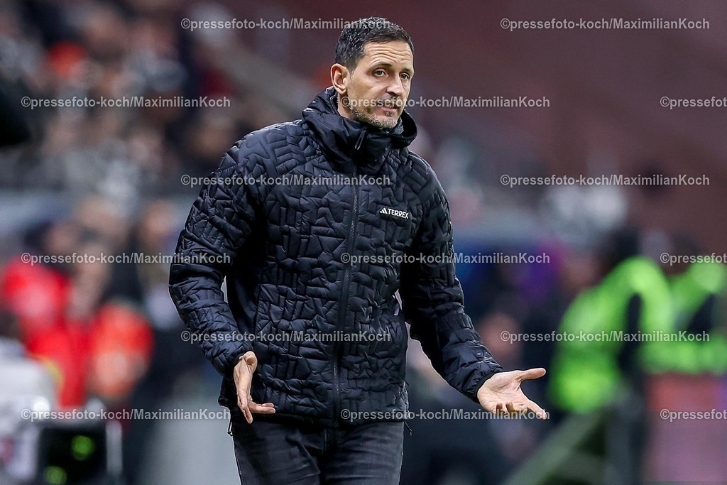 SGE30112501091 | 30.11.2025, Fußball, Eintracht Frankfurt - VfL Wolfsburg, 1. Fußball Bundesliga, 12. Spieltag, Deutsche-Bank-Park (Frankfurt am Main), Saison 2025 2026: Cheftrainer Dino Toppmöller (Eintracht Frankfurt #hc) gestikulierend am Spielfeldrand   DFB Regulations prohibit any use of photographs as image sequences and or quasi-video.