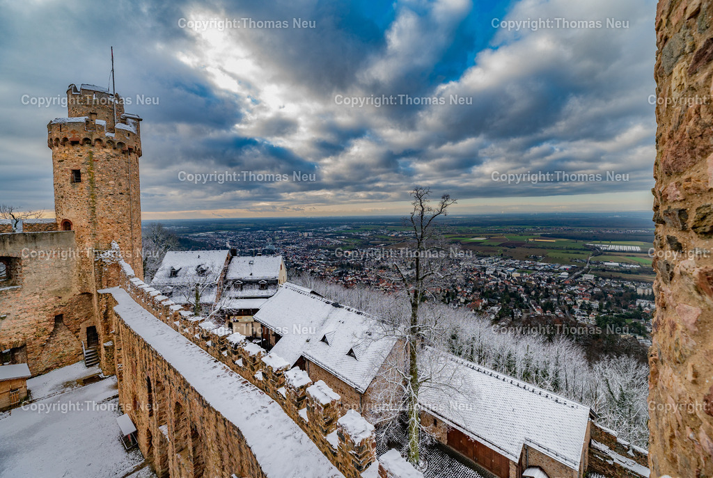 Winter-Schloss-Auerbach-Thomas_Neu_Fotografie-20 | Winterzauber auf Schloss Auerbach: Die historische Burgruine hoch über der Bergstraße zeigt sich im Schnee von ihrer beeindruckendsten Seite. Der Blick über die Rheinebene, der mächtige Wehrturm und die markante Schwarzkiefer machen das Schloss zu einem der schönsten Wintermotive im Odenwald. Entdecken Sie die faszinierende Kombination aus Geschichte, Natur und einzigartiger Winteratmosphäre., Bild: Thomas Neu