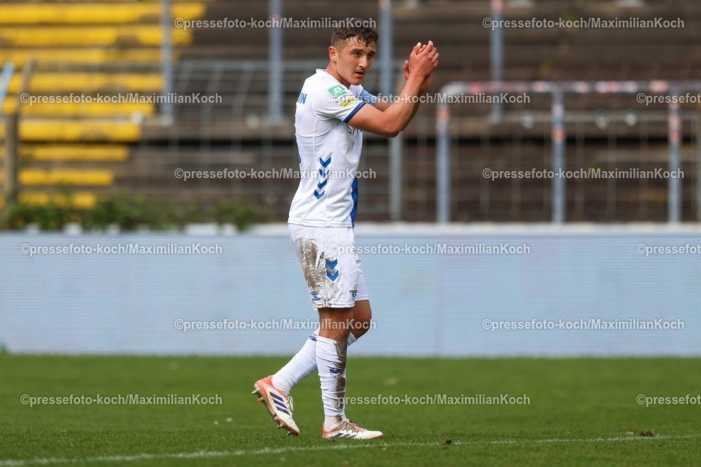 xKWIx12042601050 | 2026.04.12, xkwix, Fußball, Regionalliga West, FC Gütersloh -  SC Paderborn 07 II, Heidewaldstadion (Ohlendorf Stadion im Heidewald), 29.Spieltag, Saison 2025 / 2026: Kerem Yalcin (SC Paderborn II #3) klatscht und jubelt DFB regulations prohibit any use of photographs as image sequences and or quasi-video. Photo: xKamilxWilkowskixPressefotoKochx
