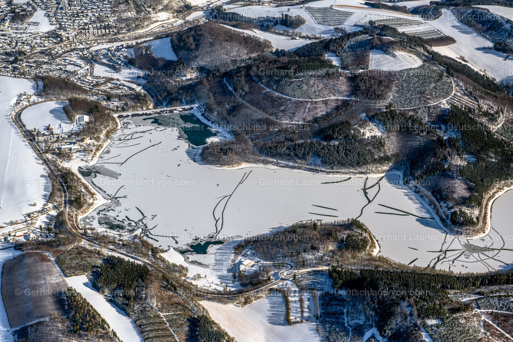 4043666 | MESCHEDE 13.02.2021 Staubecken und Uferbereiche am Stausee " Hennesee " in Meschede im Sauerland im Bundesland Nordrhein-Westfalen, Deutschland. Weiterführende Informationen bei: Ruhrverband. // Impoundment and shore areas at the lake " Hennesee " in Meschede on Sauerland in the state North Rhine-Westphalia, Germany. Further information at: Ruhrverband. Foto: Gerhard Launer