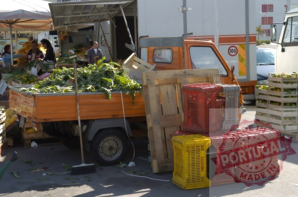 Produce truck and vendors selling vegetables at outdoor market | Vendors selling fresh produce from a truck at a bustling street market - Realisiert mit Pictrs.com