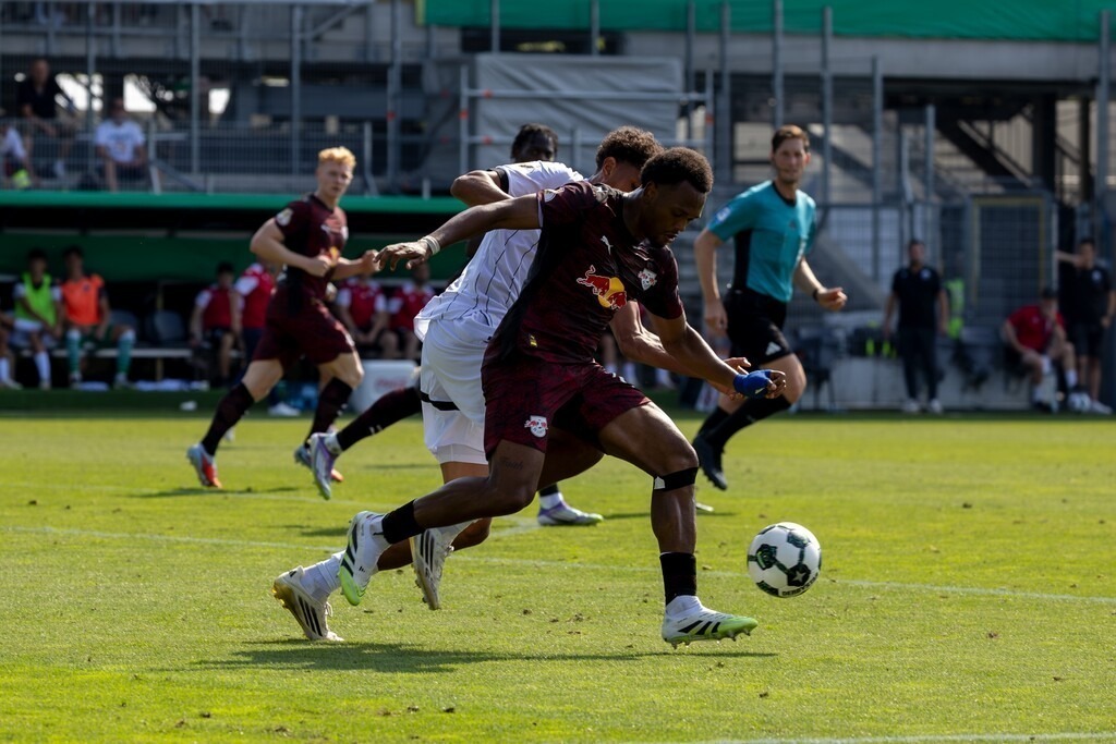 SV Sandhausen gegen RB Leipzig (DFB-Pokal, 1. Runde)***Am Ball: Lois Openda (11, Leipzig) | SV Sandhausen gegen RB Leipzig (DFB-Pokal, 1. Runde)***Am Ball: Lois Openda (11, Leipzig) - Realisiert mit Pictrs.com
