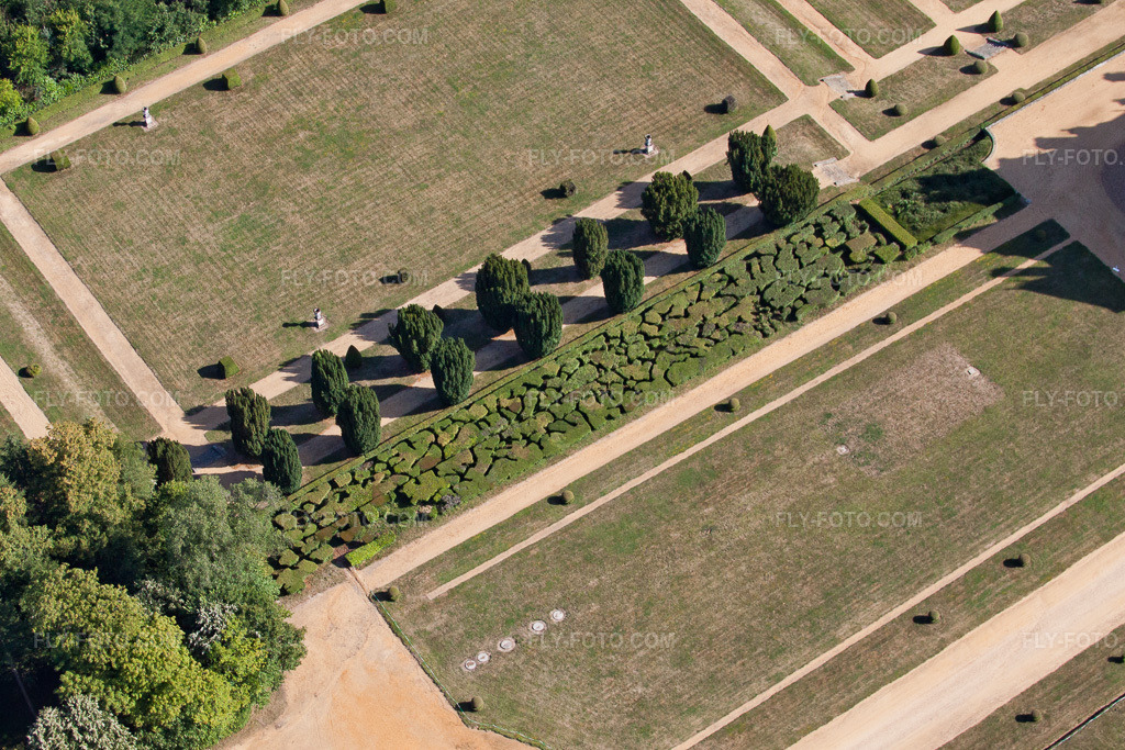 Aerial view: Castle park of Le Domaine de la Pierre Castle in Coudrecieux in the state Sarthe, France.Photo: IMG_20141.jpg taken on 07/31/2009 by Werner Riehm/FLY-FOTO.comResolution of the original: 3531 x 2354 px