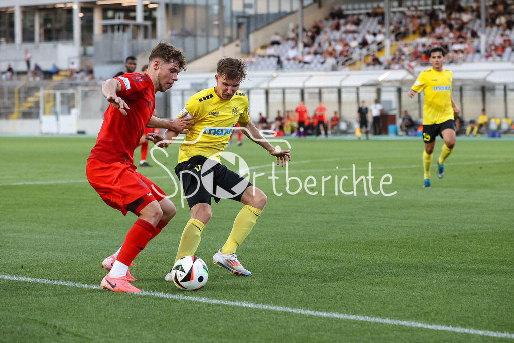 FC Bayern Amateure - SpVgg Bayreuth | Im Duell Maximilian WAGNER (FCB #9) und Dennis LIPPERT (SpVgg #3) / Zweikampf