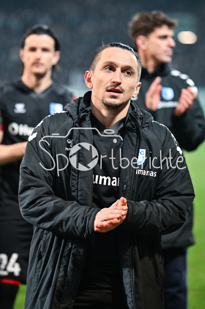 SpVgg Greuther Fürth - 1. FC Magdeburg | FUERTH, GERMANY - 06. FEBRUARY: Die Spieler der Gäste feiern zusammen mit den mitgereisten Fans den 4-5 Auswärtssieg in Fürth nach dem Match zwischen der SpVgg Greuther Fürth und dem 1. FC Magdeburg am 21. Spieltag der 2. Bundesliga im Sportpark Ronhof Thomas Sommer / Baris ATIK (1. FC Magdeburg 23)