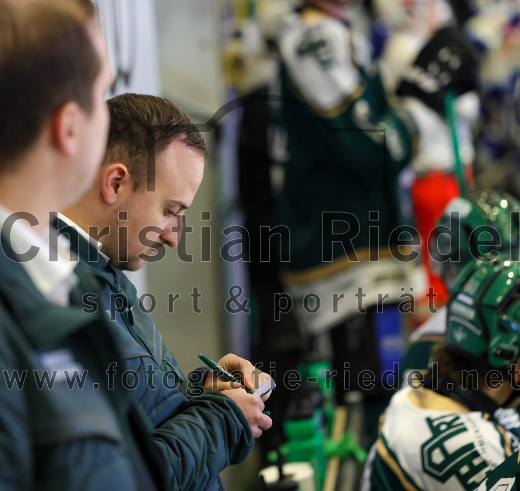 2025-09-26_054_TSV_Erding_gegen_SC_Riessersee | Erding, Deutschland, 26.09.2025:Eishockey, Oberliga Süd 2025 / 2026, 3. Spieltag, TSV Erding gegen SC Riessersee, Endergebnis: 3:5Co-Trainer Maximilian Helling (Erding Gladiators)Foto: Christian Riedel / fotografie-riedel.net