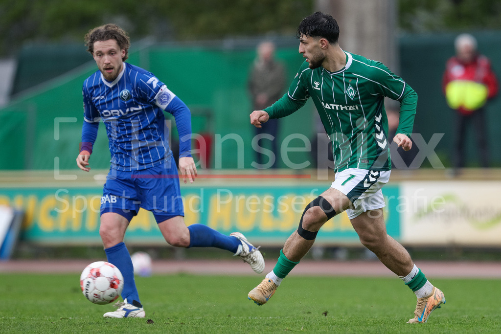 Fussball, Regionalliga Nord, SV Werder Bremen II - Bremer SV | v.li.: Justin Bretgeld (Bremer SV, 13) und Safa Yildirim (SV Werder Bremen II, 7) im Zweikampf, Duell, Dynamik, Aktion, Action, Spielszene