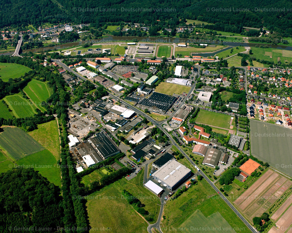 2508132 | HANN. MüNDEN 02.07.2005 Gewerbegebiet und Firmenansiedlung am Auefeld in Hann. Münden im Bundesland Niedersachsen, Deutschland. Weiterführende Informationen bei: Stadt Hann. Münden. // Industrial estate and company settlement on Auefeld in Hann. Muenden in the state Lower Saxony, Germany. Further information at: Stadt Hann. Muenden. Foto: Gerhard Launer