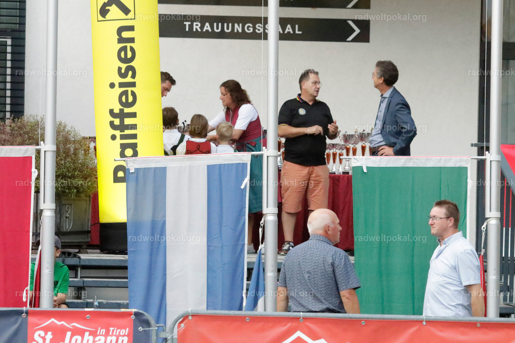 1412_20230817_Bewerb_Maenner_Muehlanger | AUT - OESTERREICH, 2023-08-16: SPORT RENNRAD-FAHREN - 55. INTERNATIONALER RADWELTPOKAL IN ST. JOHANN IN TIROL  - Vintage-Radrennen mit WM-Bronze-Medaillen-Siegerin Christina Schweinberger, den Teilnehmer und Alexander Baumann (vom Orginastions-Team) - TAG 2 BEWERB MAENNER IN SECHS GRUPPEN  ; Foto: Roland Muehlanger