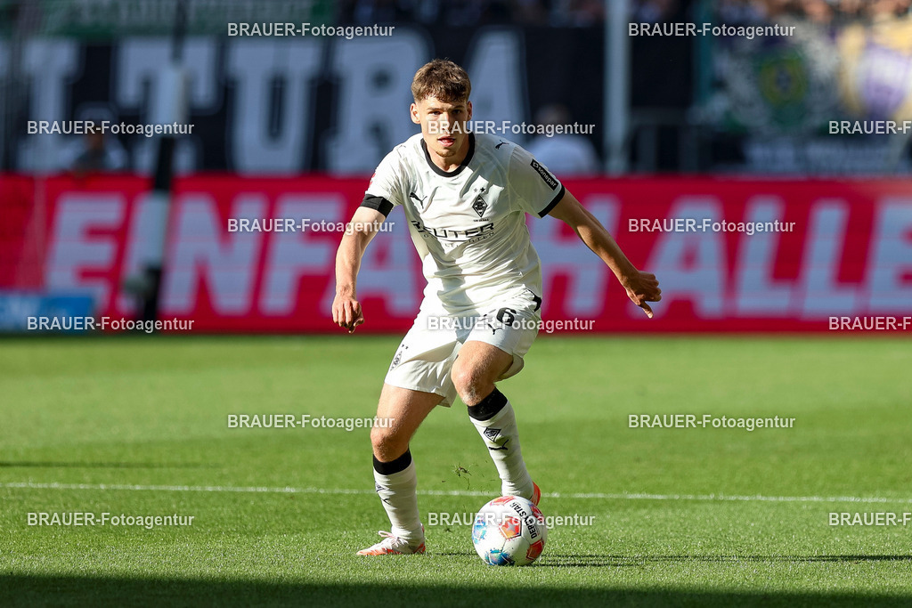 Borussia Mönchengladbach vs Hamburger SV - Bundesliga  | Mönchengladbach, Deutschland, 24.08.25:   Lucas Ullrich (Borussia Mönchengladbach) in Aktion am Ball, Einzelaktion waehrend des Spiels der Bundesliga zwischen Borussia Mönchengladbach vs Hamburger SV im Stadion im Borussia Park(Foto von Brauer-Fotoagentur / Adrian Schlueter)