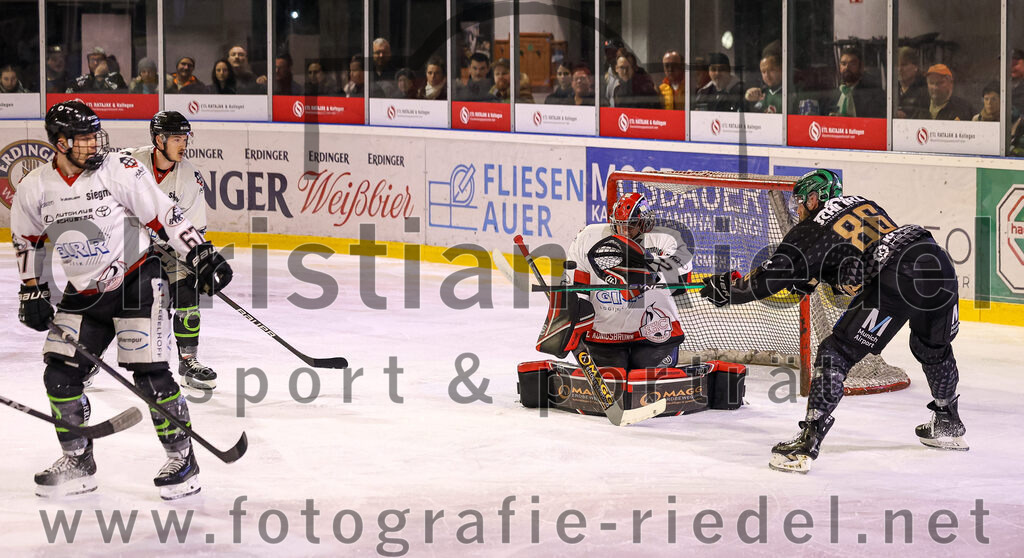 2024-03-15_071_TSV_Erding_gegen_EHC_Koenigsbrunn | Erding, Deutschland, 15.03.2024:
Eishockey, Bayernliga Playoffs 2023 / 2024, 3. Spieltag, TSV Erding gegen EHC Königsbrunn, Endergebnis: 3:4 n. V.

Torwart Stefan Vajs (EHC Königsbrunn, #32), Michael Trox (Erding Gladiators, #86)

Foto: Christian Riedel / fotografie-riedel.net