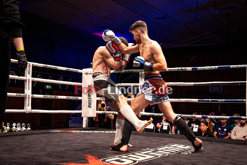 Luka Vujkovic (Kampfsport Kosaric) blau gegen Behlül Yerlinkaya (Munich Combat) rot | MFA Fight Night K1 -75kg Kampf 8, Luka Vujkovic (Kampfsport Kosaric) blau gegen Behlül Yerlinkaya (Munich Combat) rot, 20251108,,2025-11-08 in Penzberg (Wellenberghalle Penzberg), Copyright: WolfgangxLindner www.foto-lindner.de